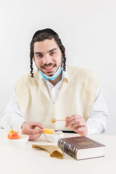 Den Ortodoxa Judiske Mannen Firar Rosh Hashana Genom Att Äta — Stockfoto