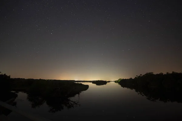 Een Veld Rivier Onder Betoverende Lucht Tijdens Schemering — Stockfoto