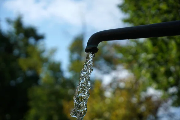 Крупним Планом Постріл Води Тече Металевого Крана — стокове фото