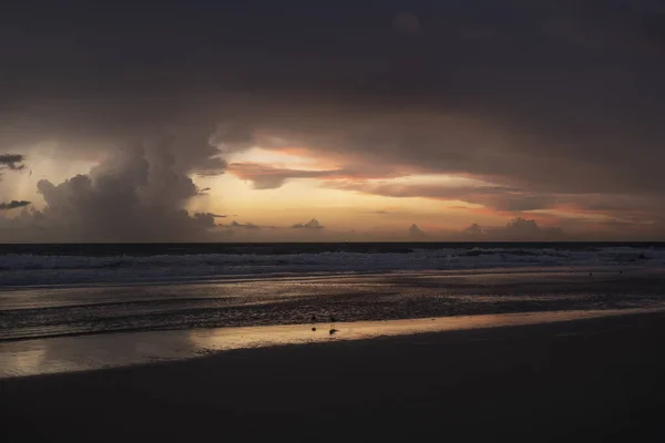 Underbar Bild Stranden Och Fluffiga Molnen Himlen Solnedgången — Stockfoto