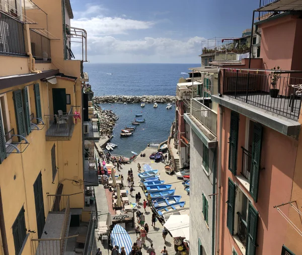 Kolory Domów Atmosfera Słonecznego Letniego Dnia Riomaggiore Cinque Terre Italia — Zdjęcie stockowe