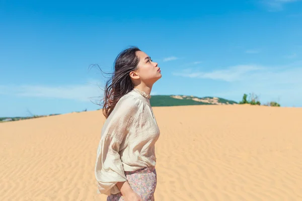 Güzel Uzun Saçlı Çekici Bir Asyalı Kadın Çöl Bölgesinde Yürüyor — Stok fotoğraf