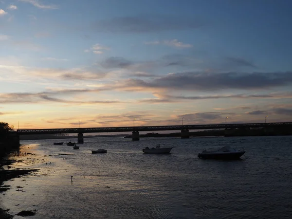 Silhouette Delle Barche Una Baia Con Ponte Sullo Sfondo Durante — Foto Stock