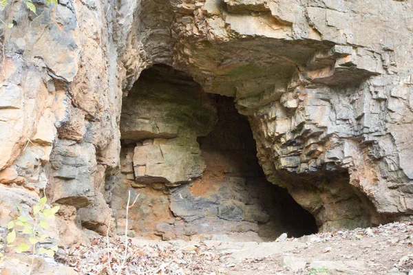 Gros Plan Une Entrée Grotte Sous Lumière Soleil — Photo