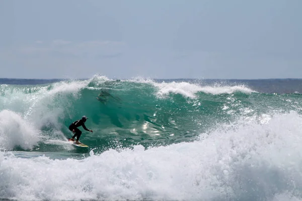 Hombre Surfeando Una Deslumbrante Ola Turquesa Con Otra Silueta Surfista —  Fotos de Stock