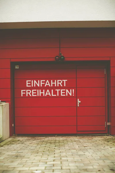 Vertical Shot Red Gate Sign Keep Driveway Clear — Stock Photo, Image