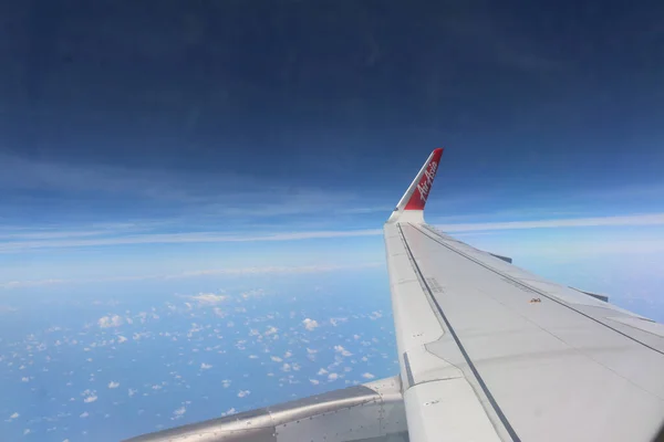 シンガポール シンガポール 2020年1月26日 2020年1月26日にシンガポールに到達する翼と雲の空の飛行機の窓の外を見る — ストック写真