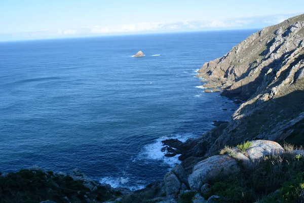 海の海岸に形成された岩の高角度ショット — ストック写真