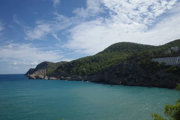 Uma Vista Deslumbrante Mar Costa Colinas Rochosas Cobertas Musgo — Fotografia de Stock