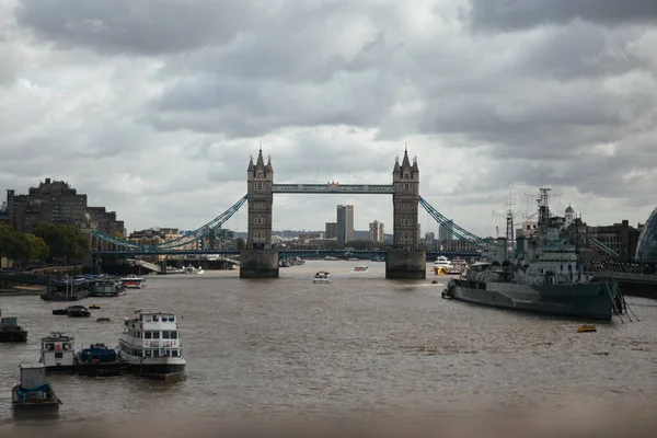 Tower Bridge Pod Zachmurzonym Niebem Londyn Wielka Brytania — Zdjęcie stockowe