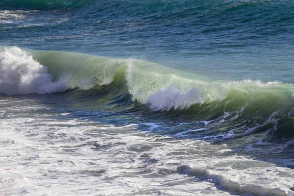 Die Schäumenden Wellen Des Meeres Einem Windigen Tag — Stockfoto