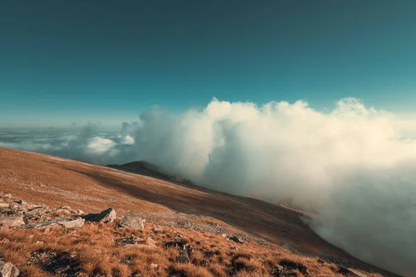Eine Malerische Aufnahme Eines Wolkenmeeres Von Oben Auf Einem Berg — Stockfoto