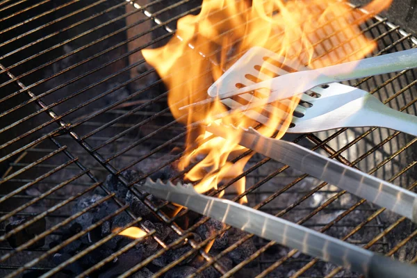 Primo Piano Posate Salsicce Barbecue Con Barbecue Carbone — Foto Stock