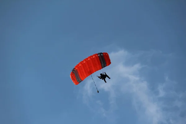 Nízký Úhel Záběru Člověka Parasailing Obloze — Stock fotografie