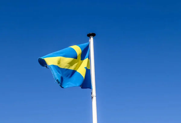 Una Bandera Sueca Poste Ondeando Aire —  Fotos de Stock
