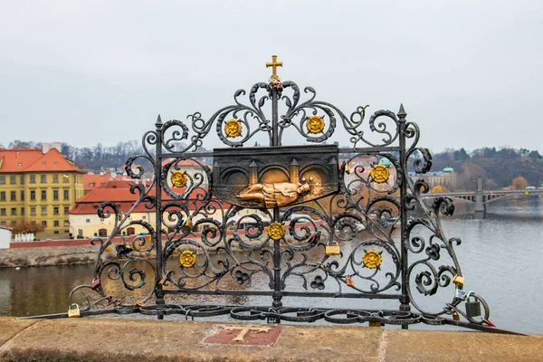 Prag Tjeckien Nov 2019 Bronsskulptur Saint John Nepomuk Karlsbron Prag — Stockfoto