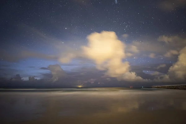 Uma Bela Foto Praia Nuvens Fofas Céu Noite — Fotografia de Stock