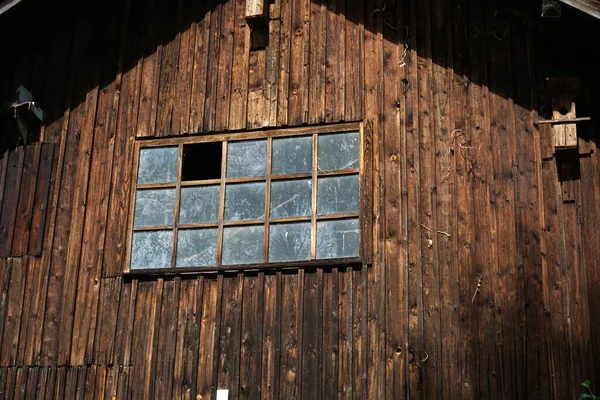 Starý Dřevěný Dům Rozbitým Oknem — Stock fotografie