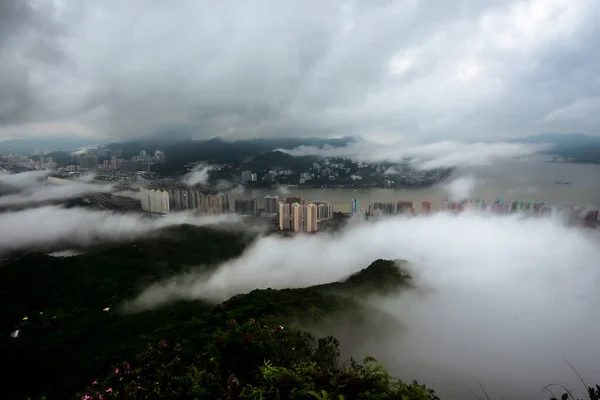 透过云层看香港城市迷人的空中景观 — 图库照片