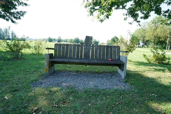 Een Grote Houten Bank Het Groene Park — Stockfoto