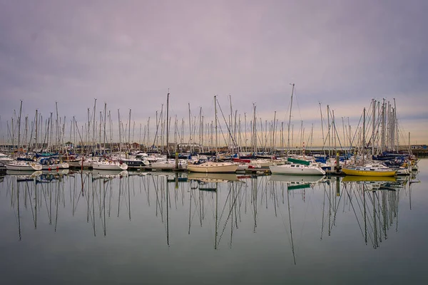 Uma Bela Foto Veleiros Ancorados Porto Com Reflexões Sobre Água — Fotografia de Stock