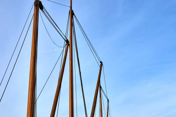 Plan Angle Bas Mât Navire Sous Lumière Soleil Ciel Bleu — Photo