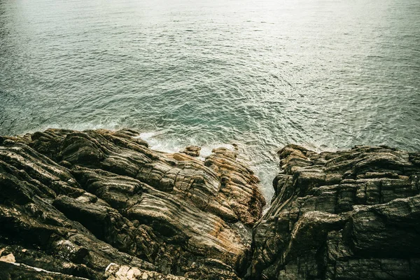 Високий Кут Зйомки Красивих Гірських Утворень Біля Океану Під Час — стокове фото