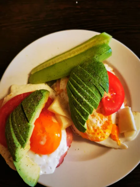 Avocat Côté Ensoleillé Avec Tomate Est Mes Petits Déjeuners Préférés — Photo