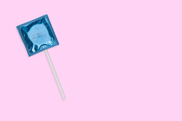 Overhead Shot Sealed Lollipop Condom Pink Background Space Your Text — Stock Photo, Image