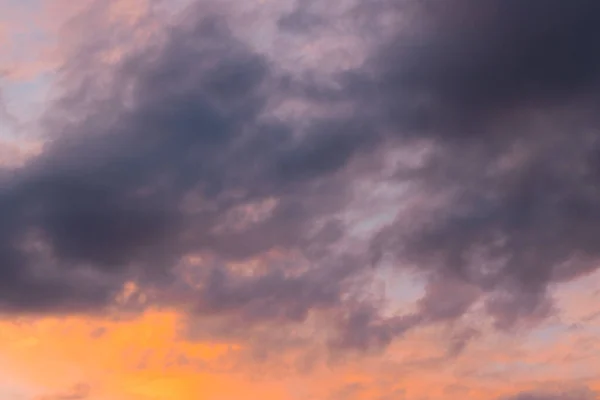 日没時のカラフルな雲の低角度ショット — ストック写真