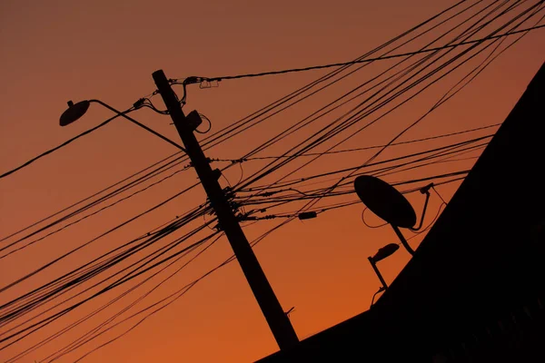 Die Silhouette Eines Strommasten Mit Drähten Auf Dem Hintergrund Des — Stockfoto