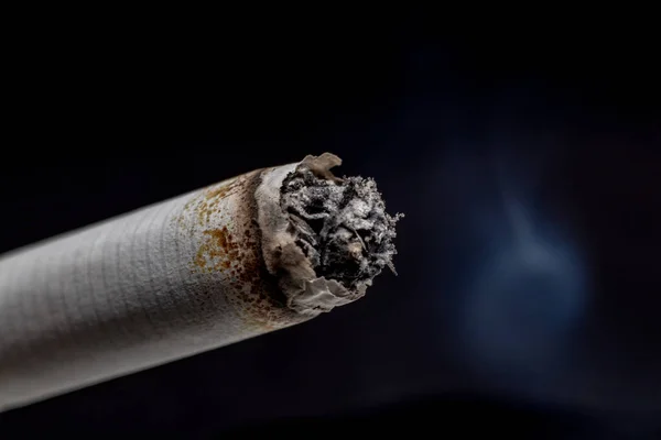 Primo Piano Una Sigaretta Isolata Uno Sfondo Nero — Foto Stock