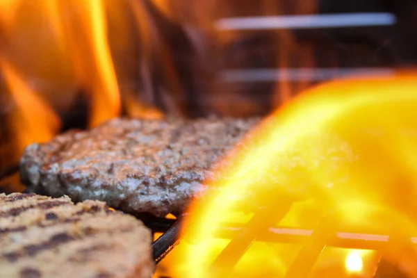 Hambúrguer Carne Churrasqueira Com Chamas Laranja Churrasco Piquenique Férias — Fotografia de Stock