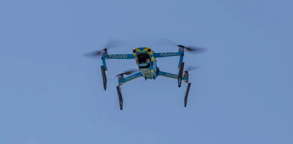 Dron Volador Bajo Cielo Azul —  Fotos de Stock