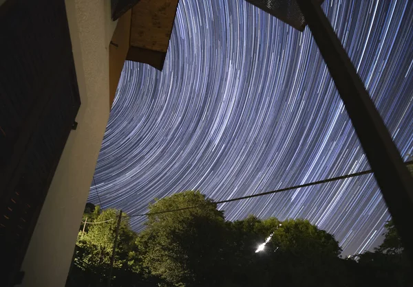 Eine Schöne Aufnahme Von Sternenspuren Vom Balkon Des Hauses Mit — Stockfoto