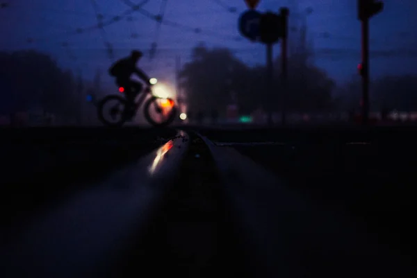 Силует Людини Переходить Вулицю Мотоциклом Вночі — стокове фото