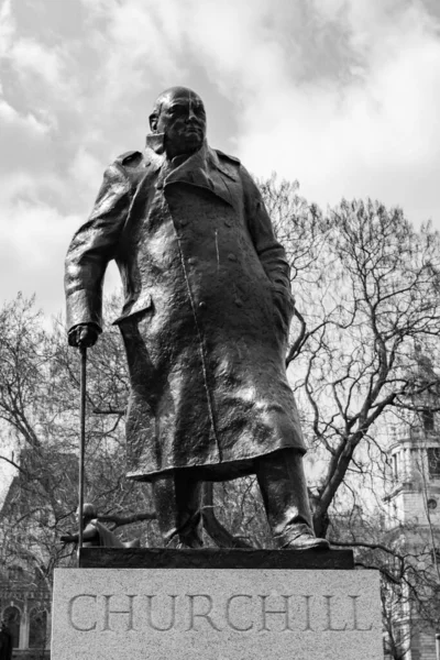 Plano Vertical Estatua Sir Winston Churchill Parliament Square Garden Londres —  Fotos de Stock