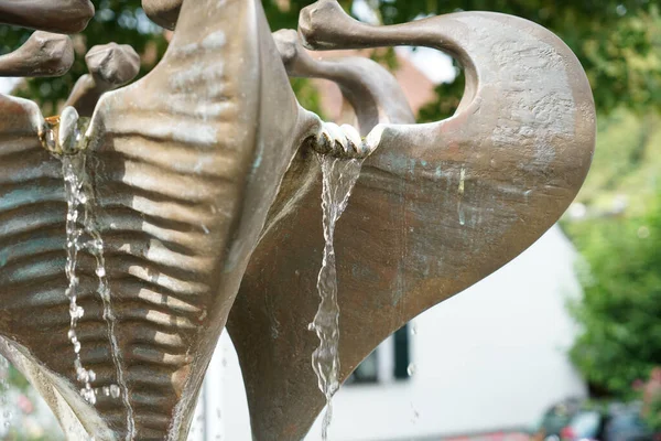 Een Close Van Een Fontein Met Druppelend Water Een Park — Stockfoto