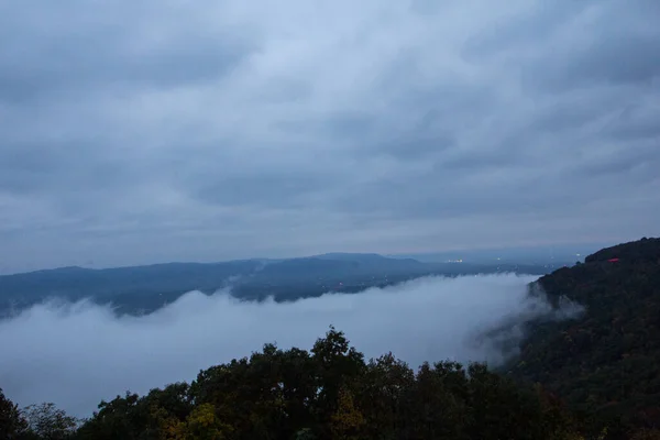 霧深い日に青い空の下で緑の丘の美しいショット — ストック写真