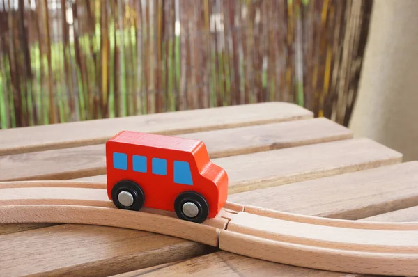 Autocarro Brinquedo Madeira Vermelho Uma Pista Uma Mesa — Fotografia de Stock