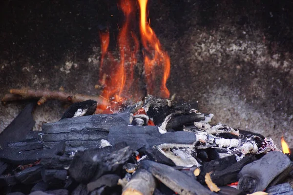 Tiro Perto Fogo Ardente Lareira Livre — Fotografia de Stock