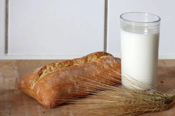 Closeup Shot Freshly Baked Bread Glass Milk Table — Stock Photo, Image