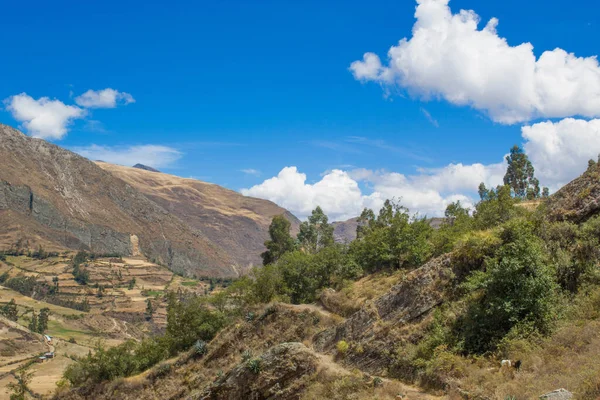 Las Hermosas Montañas Bajo Cielo Nublado Ideal Para Fondos Pantalla —  Fotos de Stock