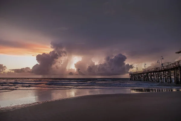 Sahilin Muhteşem Bir Görüntüsü Gün Batımında Gökyüzünde Kabarık Bulutlar — Stok fotoğraf
