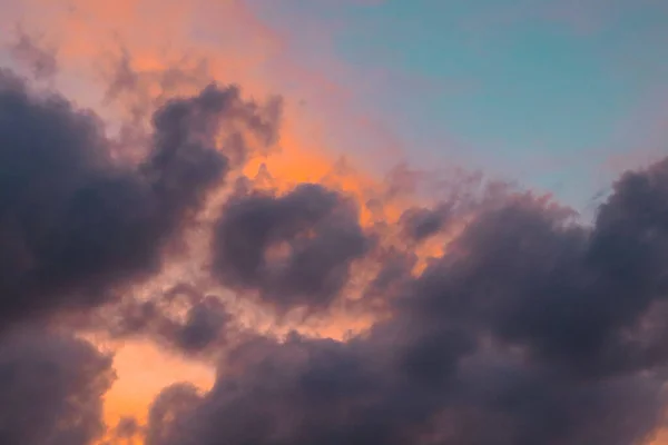 Sebuah Gambar Closeup Awan Berwarna Warni Selama Matahari Terbenam — Stok Foto