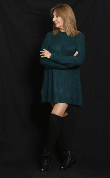 Μια Κάθετη Φωτογραφία Ισπανίδας Ποζάρει Φορώντας Πράσινο Φόρεμα Μπροστά Μαύρο — Φωτογραφία Αρχείου