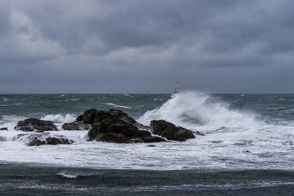 Uma Vista Farol Durante Tempo Tempestuoso Fundo Céu Escuro — Fotografia de Stock