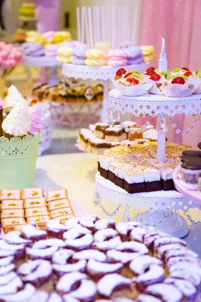 Primer Plano Vertical Una Mesa Con Montones Pasteles Cupcakes Galletas —  Fotos de Stock