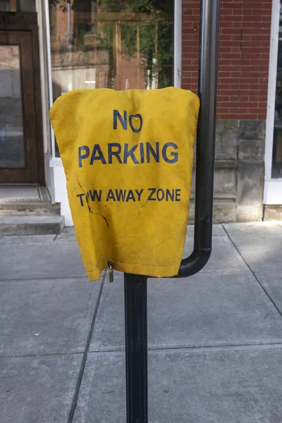 Pionowe Ujęcie Żółtego Wgniecionego Znaku Parking Tow Away Zone Ulicy — Zdjęcie stockowe
