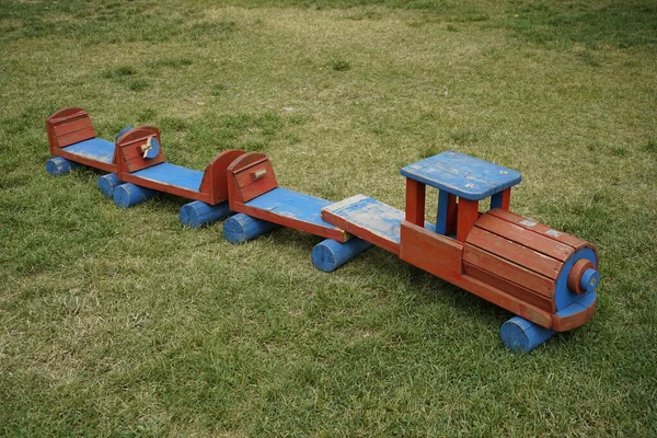 Ένα Πολύχρωμο Ξύλινο Παιχνίδι Τρένο Στο Γρασίδι Μια Παιδική Χαρά — Φωτογραφία Αρχείου